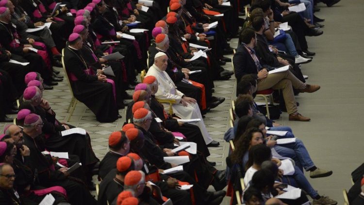 Papa Francisco com os bispos e jovens