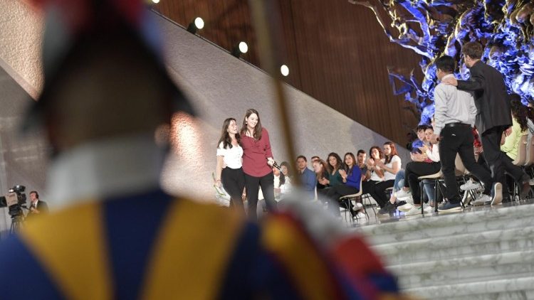 Encontro dos jovens com os padres sinodais e o Papa