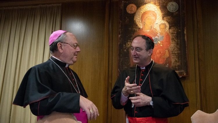 O texto, subdividido em 173 parágrafos – recordou o cardeal Sérgio da Rocha - é "o resultado de um trabalho de equipe, os autores são os padres sinodais, os participantes do Sínodo e, em particular, os jovens.