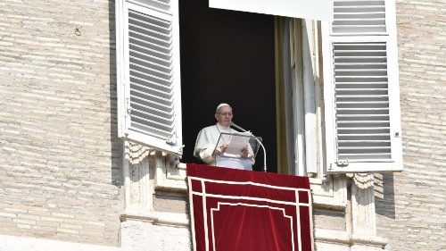 Papa all'Angelus: la via del servizio contro il morbo dei primi posti