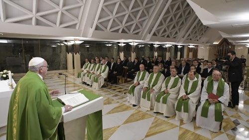 Papa a S. Marta: conoscere se stessi e Gesù per non essere “cristiani di parole”