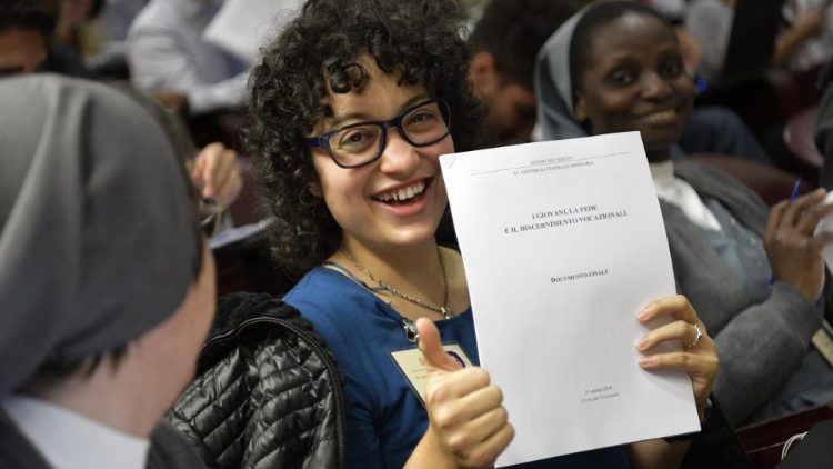 Documento Final do Sínodo na mão de uma auditora