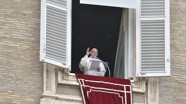 Le Pape saluant la foule depuis les appartements pontificaux.