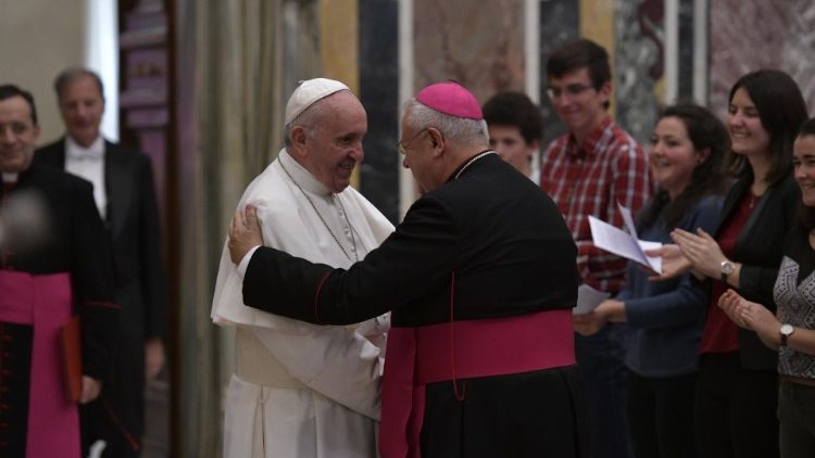 Rencontre entre le Pape François, Mgr Balsa et des jeunes du diocèse de Viviers, lundi 29 octobre