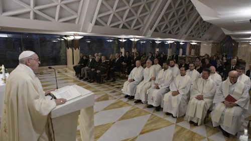 Papa a S. Marta: essere più generosi con i poveri