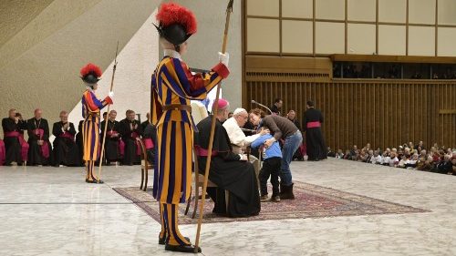 Francesco e il bimbo argentino: liberi davanti a Dio come i più piccoli