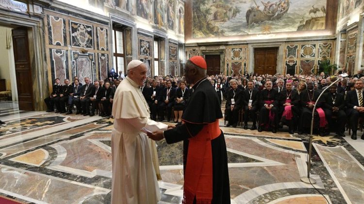 Le Pape et le cardinal Turkson, préfet du Dicastère pour le service du développement humain intégral, à l'initiative de la conférence internationale sur les drogues qui vient de s'achever à Rome