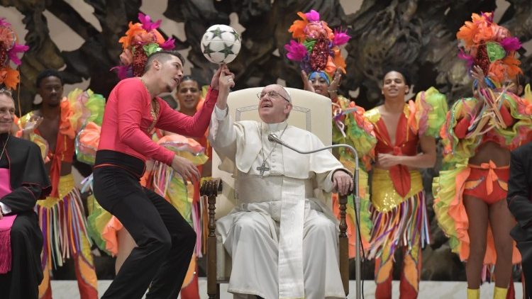 Le Pape avec les artistes de "Circuba" durant l'audience générale du 2 janvier 2019.