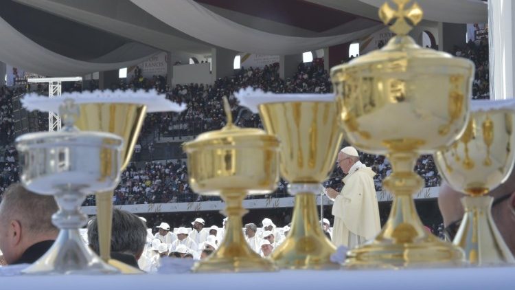 Ekaristi Takatifu ni Fumbo la Mwili na Damu Azizi ya Yesu Kristo chakula cha uzima wa milele.