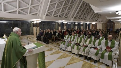 Papa a S. Marta: seguire passi di Cristo, non sentirsi superiori