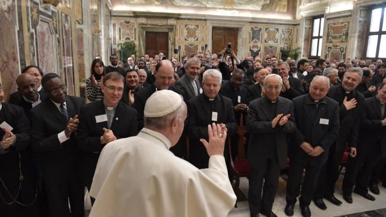 Papa Francisco audiencia Academia Alfonsiana manos problemas concreción