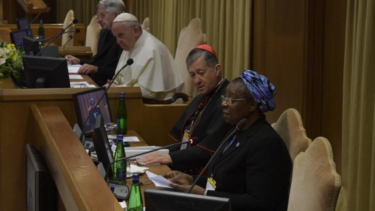 Irmã Veronica Openibo, SHCJ, da Sociedade do Santo Jesus Menino, se pronuncia na Sala Nova do Sínodo