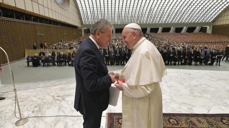 Papież do urzędników skarbowych: korupcja zubaża wszystkich