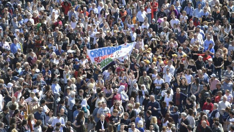 La foule de fidèles rassemblés place Saint-Pierre, lors de l'angélus du 24 mars 2019. 