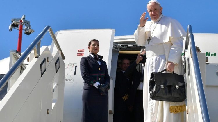 El Papa aborda el avión al inicio de su Viaje Apostólico