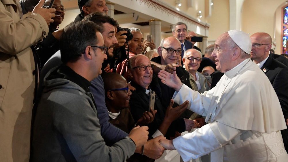 Le Pape François saluant les religieux dans la cathédrale de Rabat, le 31 mars 2019. 