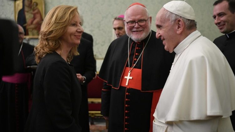 Die Intendantin des RBB, Patricia Schlesinger, bei Papst Franziskus, im Hintergrund Kardinal Reinhard Marx