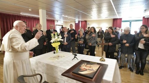 Venerdì della Misericordia, Francesco tra i malati di Alzheimer