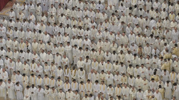 Святары падчас Імшы Хрызма ў базыліцы св. Пятра