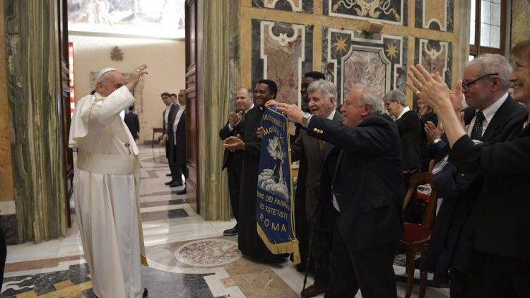 Papież do fryzjerów: traktujcie klientów z uprzejmością