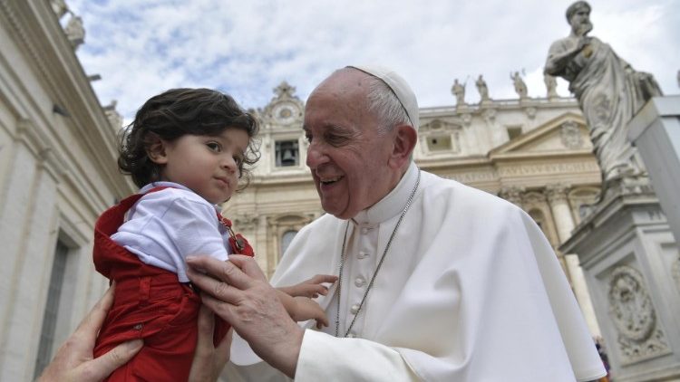 Sáng thứ tư mùng 1 tháng 5, trước hàng chục ngàn tín hữu hiện diện tại quảng trường thánh Phêrô để tham dự buổi yết kiến chung, ĐTC Phanxicô đã giảng giải về lời cầu nguyện cuối cùng trong Kinh Lạy Cha: “Xin chớ bỏ rơi chúng con cho chước cám dỗ” (Mt 6,13). ĐTC nhắc rằng Thiên Chúa không bày ra cám dỗ, Người không bỏ rơi con người cho cám dỗ; Chúa Giêsu đã trải qua thử thách và cám dỗ để dạy chúng ta khước từ và thắng vượt chúng.