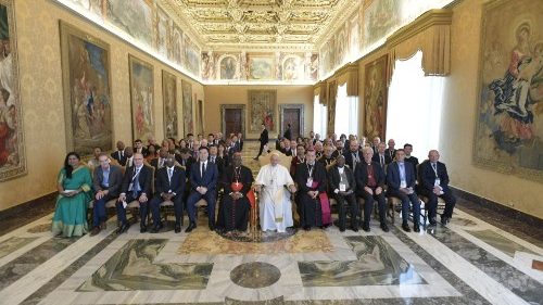 Papa Francisco pede sobriedade às indústrias extrativistas