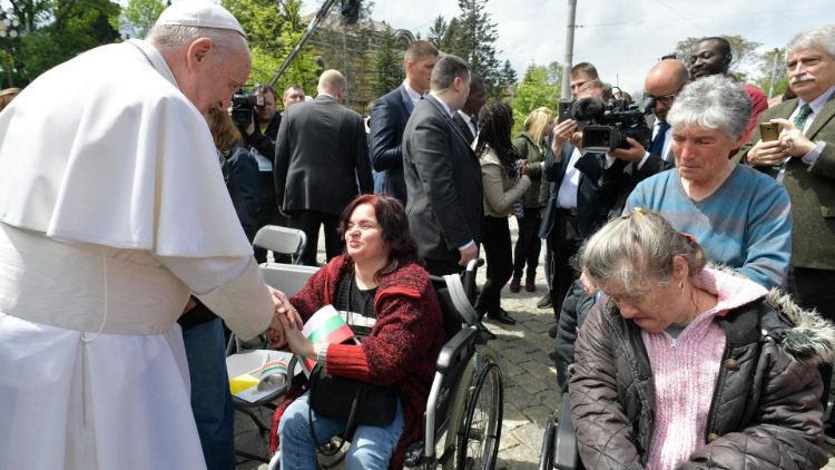 Francesco saluta i fedeli al Regina Coeli in piazza san Alexander Nevsky