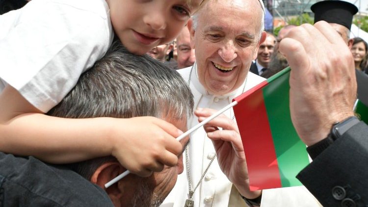Francesco saluta i fedeli al Regina Coeli