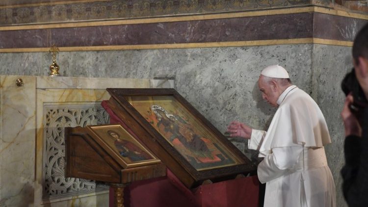 Francesco in preghiera nella cattedrale di San Alexander Nevsky