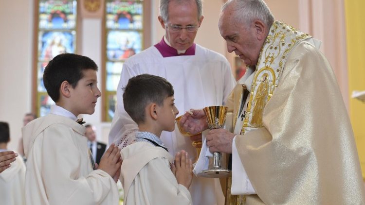 Papa Francisco administra a Primeira Comunhão às crianças na igreja do Sagrado Coração de Rakovsky, Bulgária