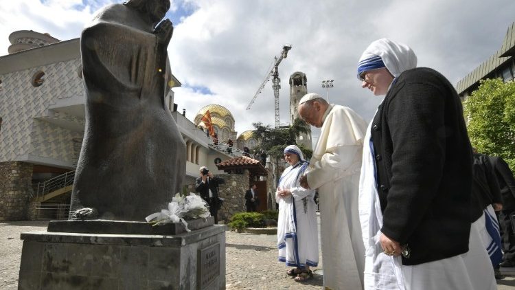 Papa Francisco visita o memorial de Madre Teresa 