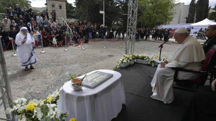 2019.05.07 Viaggio Apostolico in Bulgaria e Macedonia del Nord Visita al Memoriale Madre Teresa alla presenza dei leader Religiosi e incontro con i poveri 