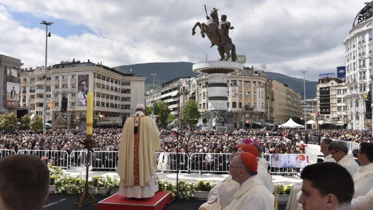 Fumbo la Pentekoste linaendelezwa na Mama Kanisa katika maisha na utume wake kwani Kanisa ni ushirika katika Roho Mtakatifu atokaye kwa Baba na Mwana anayeabudiwa na Baba na Mwana.