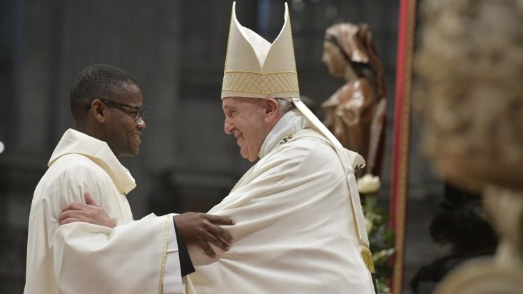 Ordenação sacerdotal na Basílica de São Pedro