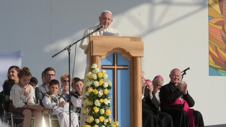 "Vera je dar, ki ohranja živo globoko in lepo gotovost: to, da smo otroci, ljubljeni Božji otroci."