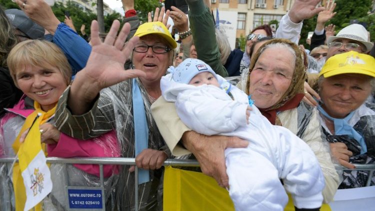 Uma avó mostra o neto ao Papa em Iaşi, Romênia