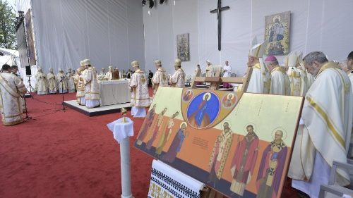 Papež Frančišek med božansko liturgijo v Blaju: Bodite priče svobode in usmiljenja