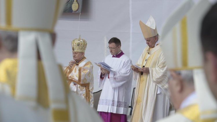 Papež Frančišek je božansko liturgijo z beatifikacijo sklenil z opoldansko molitvijo Raduj se, Kraljica nebeška.