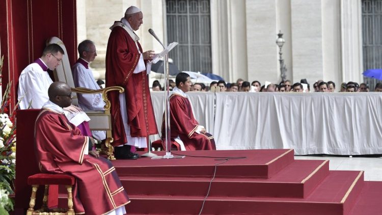 El Papa en el Regina Coeli desde la Plaza de San Pedro. 
