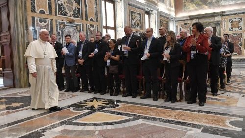 Papa a capellanes de aviación civil: hagan presente a Cristo en los aeropuertos