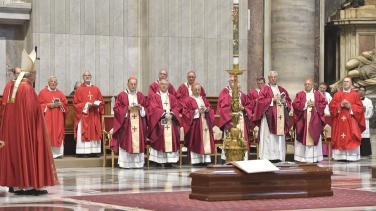 Kard. Bertone: kard. Sardi bliski współpracownik Jana Pawła II