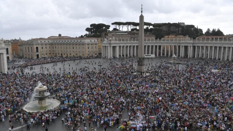Die Menge auf dem Petersplatz