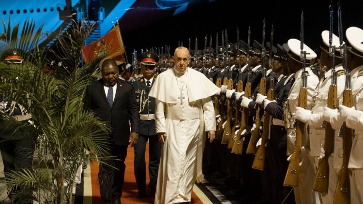 Papież na lotnisku w Maputo