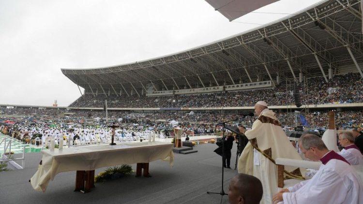Påven firar mässan på Zimpeto stadion i Maputo 