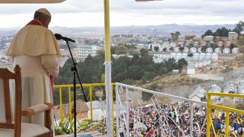 À la carrière de Mahatazana, le Pape prie pour les travailleurs