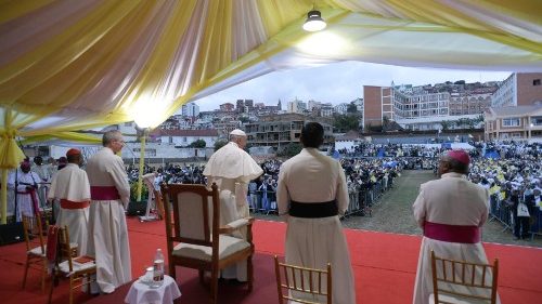 Papa ai sacerdoti: siate persone di lode, non “professionisti del sacro"