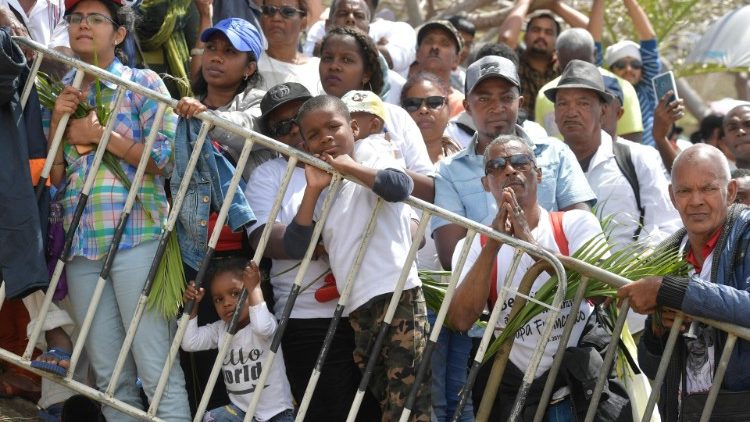 Wierni na papieskiej Mszy w Port Louis