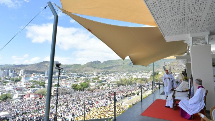 Waamini wanaitwa na kutumwa kutangaza na kushuhudia Habari Njema ya Wokovu kwa njia ya maisha yao adili na matakatifu.