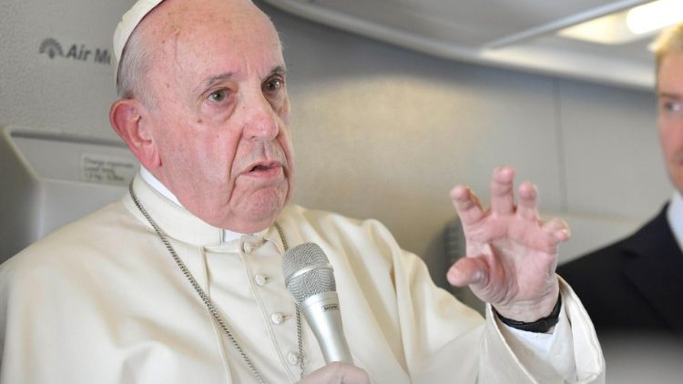 Papa sull'aereo per il viaggio in Africa