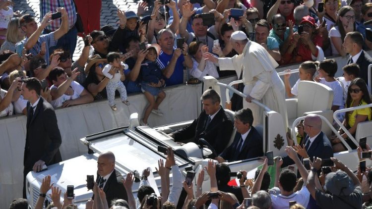 Le Pape saluant la foule sur la Place Saint-Pierre, le 11 septembre 2019, à l'occasion de l'audience générale sur la Place Saint-Pierre.